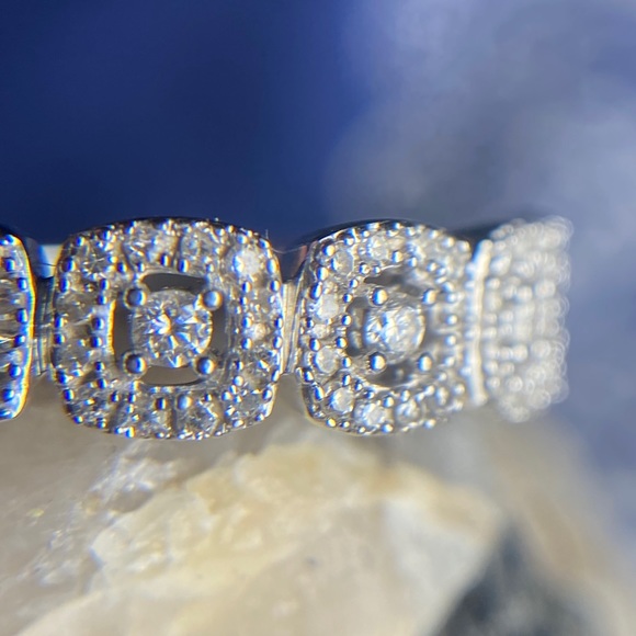 Diamond Halo Cluster Ring 1/4 ct. in 10k Gold - Picture 7 of 12